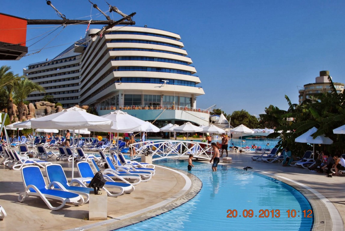 imagini hotel TITANIC LARA